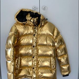 ARITZIA THE SUPER PUFF JACKET. IN GOLD.